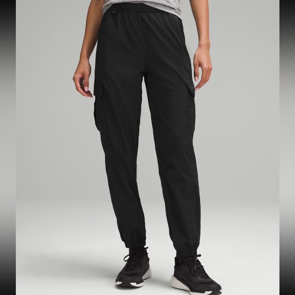 EUC Lululemon Lightweight cargo mid rise hiking pant - Size 6 Black